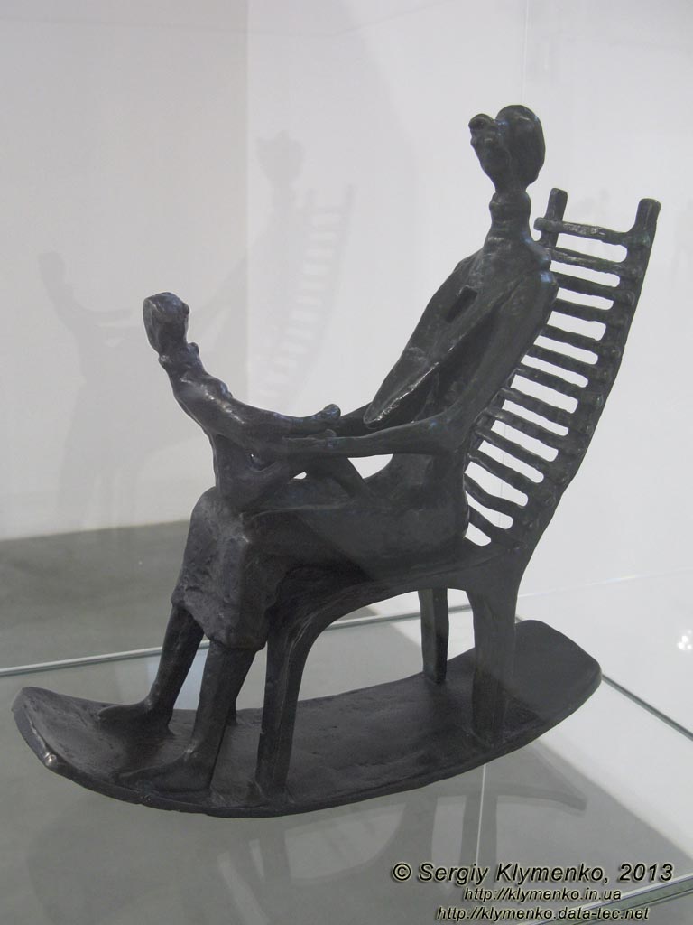 Фото Киева. «Художественный Арсенал». Выставка «100 шедевров мировой скульптуры». Генри Мур, «Кресло-качалка», бронза.