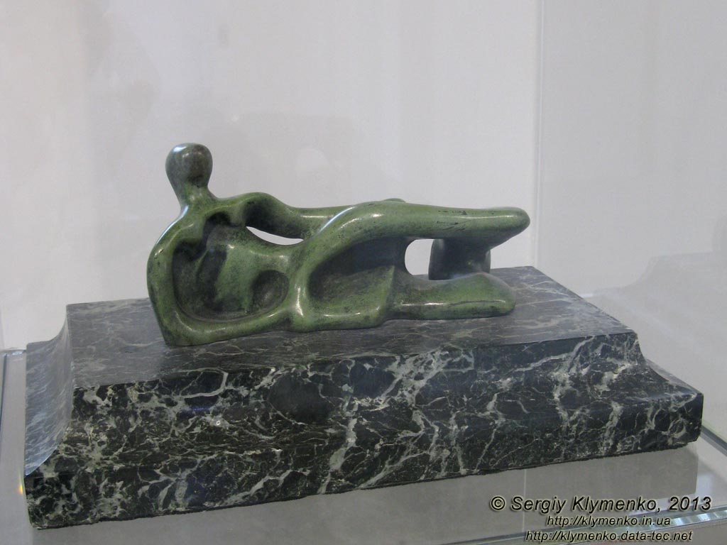 Фото Киева. «Художественный Арсенал». Выставка «100 шедевров мировой скульптуры». Генри Мур, «Лежащая обнажённая», бронза, камень.