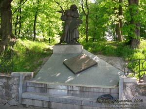 Фото Киева. Памятник художникам - жертвам репрессий перед Национальной академией изобразительного искусства и архитектуры.