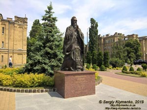 Фото Киева. Памятник китайскому мыслителю Конфуцию на территории КПИ.