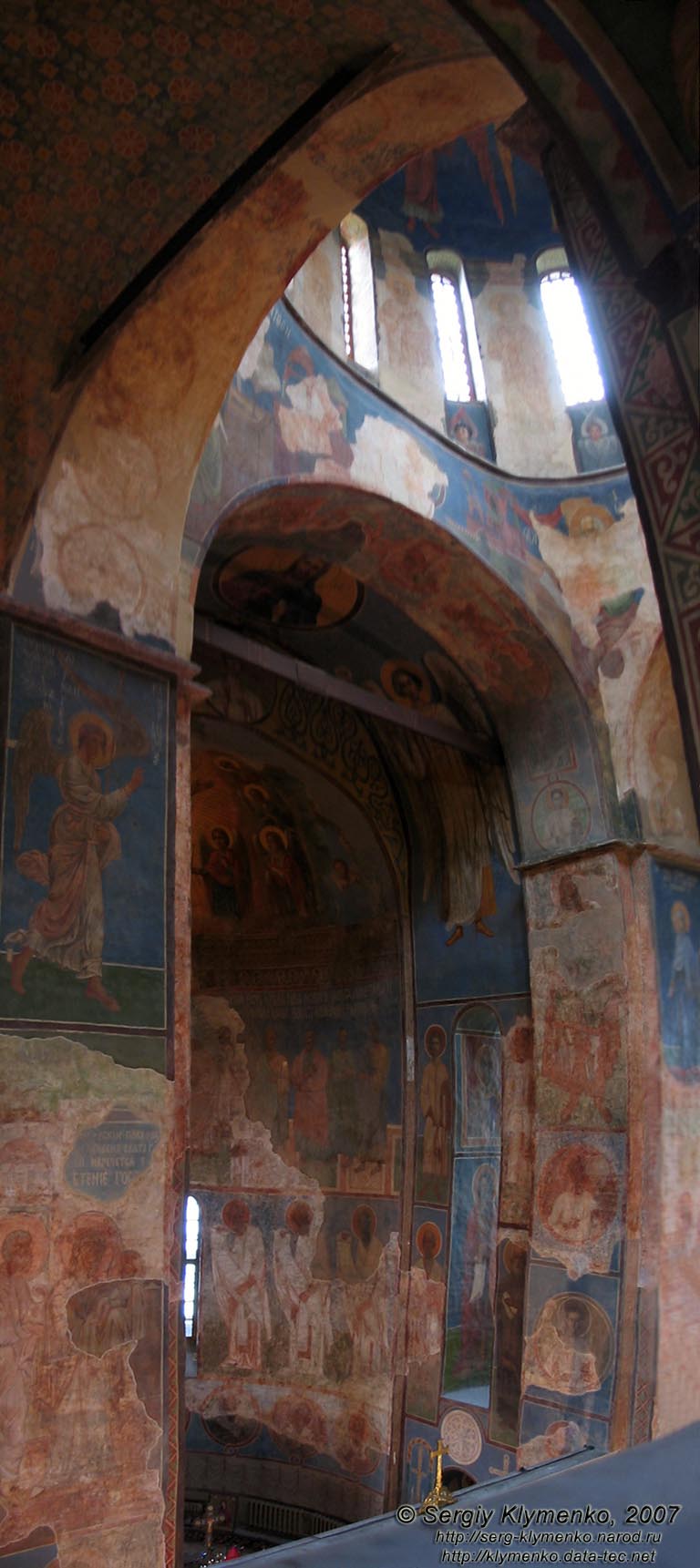 Фото Киева. Кирилловская церковь - памятник архитектуры XII века. Вид изнутри.