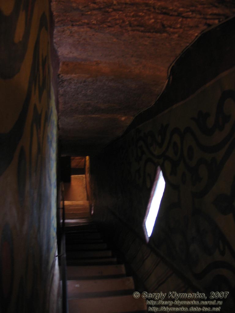 Фото Киева. Кирилловская церковь - памятник архитектуры XII века. Лестница внутри стены между вторым и первым этажами.