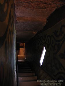 Фото Киева. Кирилловская церковь - памятник архитектуры XII века. Лестница на хоры внутри стены (между вторым и первым этажами).