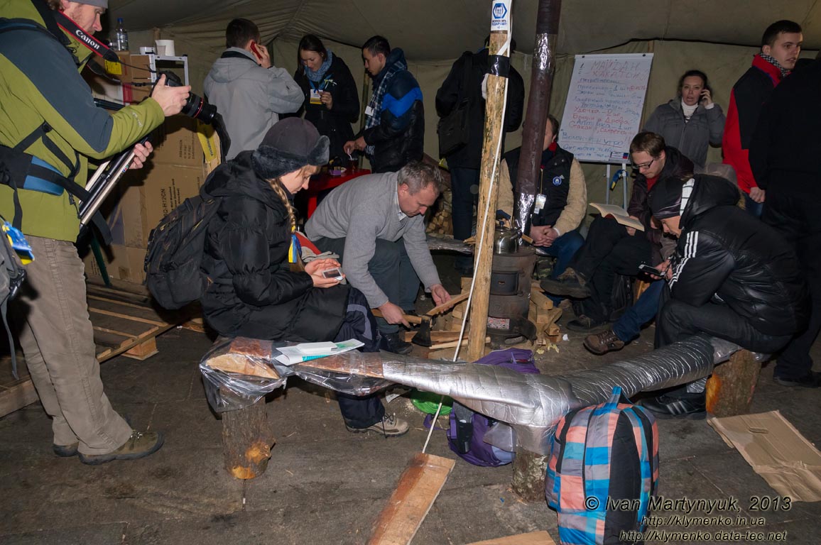 Фото Киева. Площадь Независимости. Внутри IT#палатки на «Евромайдане» 17 декабря 2013 года, около 19:10. © 2013 Иван Мартынюк.