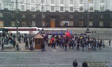 Фото Киева. Здание Правительства Украины (ул. Грушевского 12) в окружении милиции и митингующих. «Евромайдан» 1 декабря 2013 года, около 14:50.