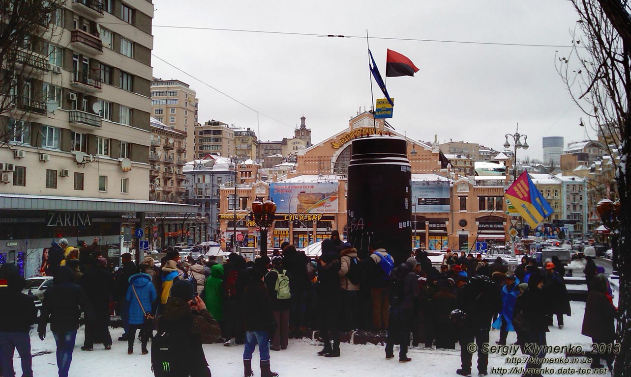 Фото Киева. В начале бульвара Тараса Шевченко, возле сваленного памятника Ленину. 9 декабря 2013 года, около 12:05.