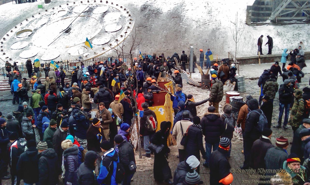 Фото Киева. Внизу улицы Институтская. 11 декабря 2013 года, около 11:00.