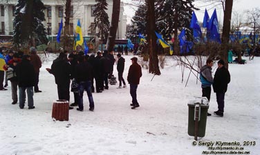 Фото Киева. Мариинский парк возле Мариинского дворца и здания Верховного Совета Украины. «Януковича орлы». 11 декабря 2013 года, около 11:45.