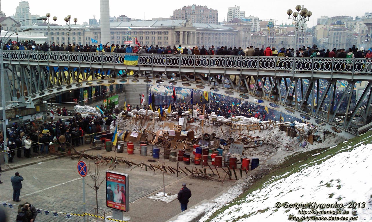 Фото Киева. Восстановленные баррикады на улице Институтская. «День достоинства». «Евромайдан» 15 декабря 2013 года, около 12:00.