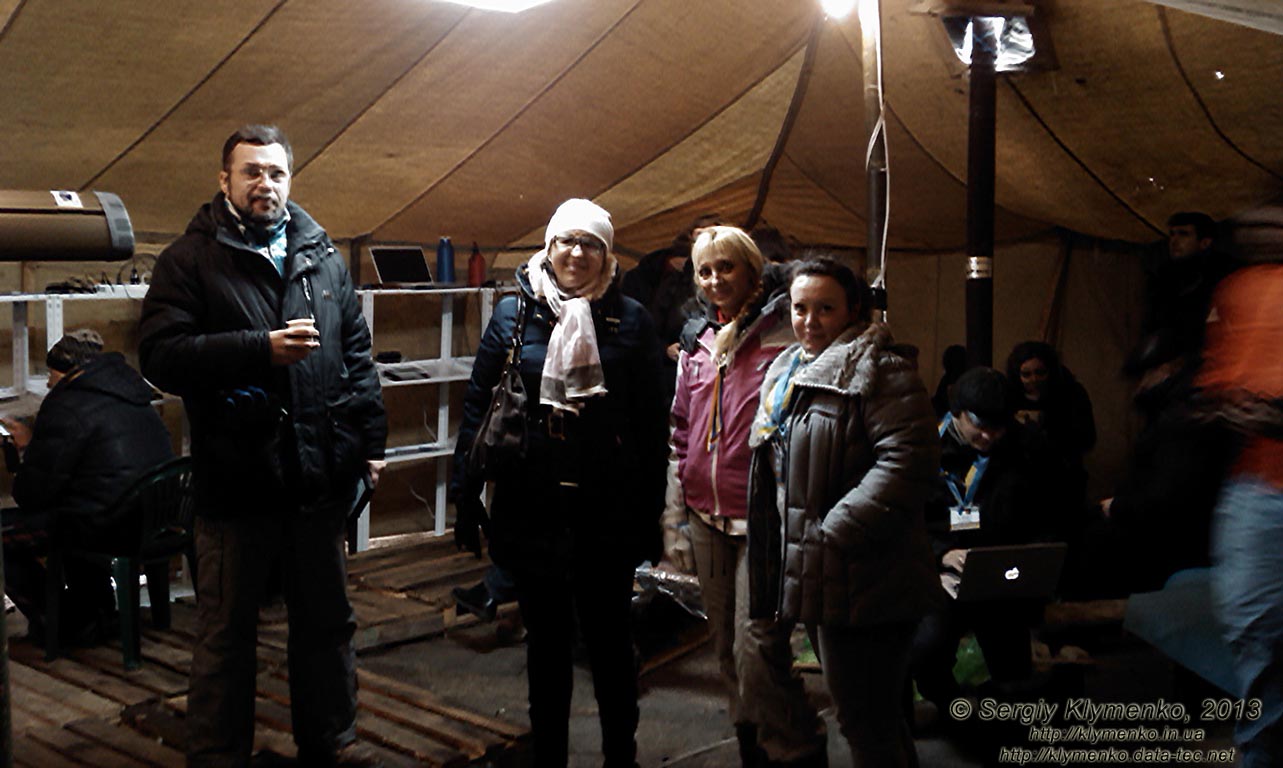Фото Киева. Площадь Независимости. Внутри IT#палатки на «Евромайдане» 15 декабря 2013 года, около 13:40.