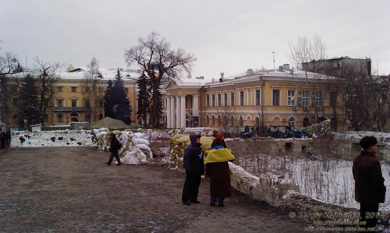 Фото Киева. Баррикады возле Октябрьского дворца. «Евромайдан» 28 января 2014 года, около 12:35.