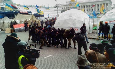 Фото Киева. Площадь Независимости, тренируется самооборона «Евромайдана». «Евромайдан» 28 января 2014 года, около 12:55.