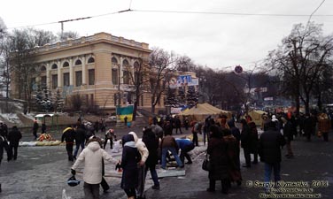 Фото Киева. Европейская площадь и Национальная парламентская библиотека Украины. «Евромайдан» 28 января 2014 года, около 13:00.