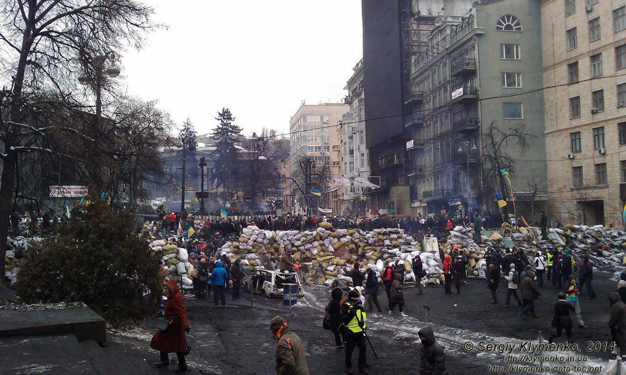 Фото Киева. Баррикады внизу улицы Грушевского. «Евромайдан» 28 января 2014 года, около 13:05.