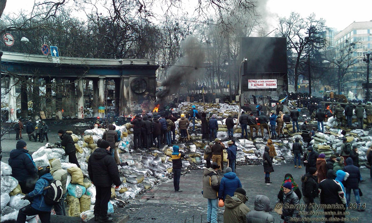 Фото Киева. Баррикады и противостояние внизу улицы Грушевского. «Евромайдан» 28 января 2014 года, около 13:05.