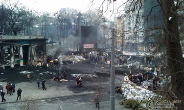 Фото Киева. Баррикады и противостояние внизу улицы Грушевского. «Евромайдан» 28 января 2014 года, около 13:10.