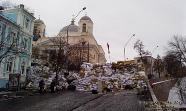 Фото Киева. Баррикада на улице Трехсвятительская (на углу с Костельной). «Евромайдан» 28 января 2014 года, около 13:15.