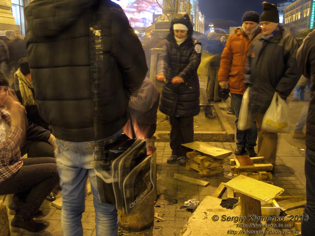 Фото Киева. Площадь Независимости. «Евромайдан» 3 декабря 2013 года, около 19:50. Люди согреваются у костров в металлических бочках.