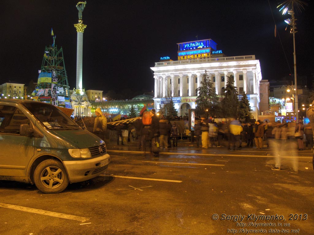 Фото Киева. Площадь Независимости. «Евромайдан» 3 декабря 2013 года, около 19:50. Баррикады по периметру Майдана.