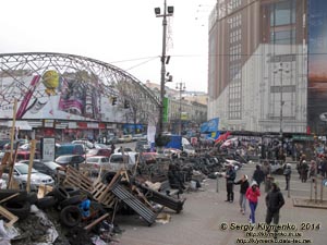 Фото Киева. Крещатик, баррикады возле ЦУМа. «Евромайдан» 19 января 2014 года, около 13:30.