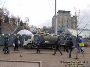 Фото Киева. Площадь Независимости, регулярно работают ассенизаторы. «Евромайдан» 20 января 2014 года, около 15:05.