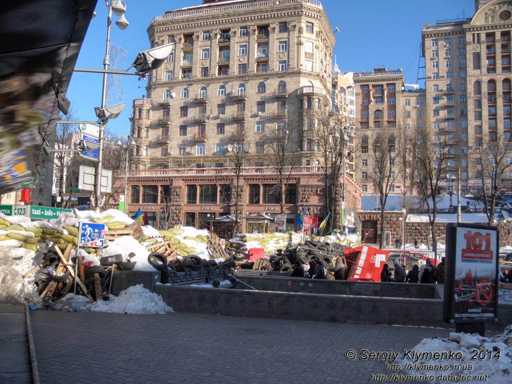 Фото Киева. Крещатик, баррикады возле ЦУМа. «Евромайдан» 2 февраля 2014 года, около 14:15.