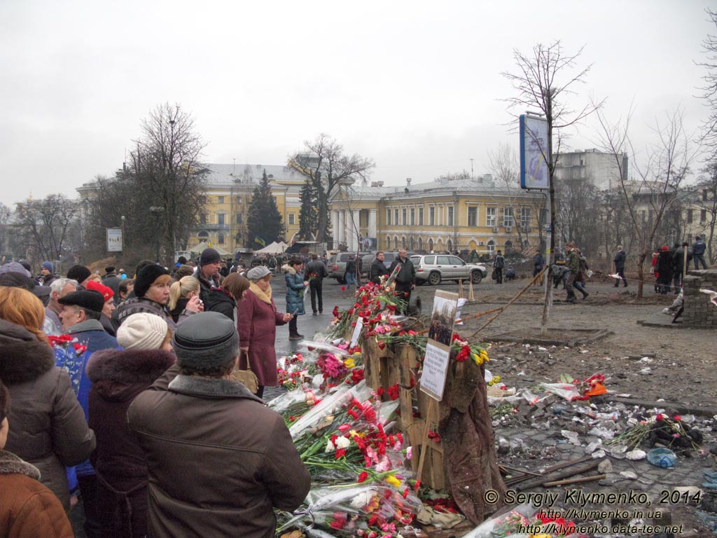 Фото Киева. Цветы в память о «Небесной сотне» на улице Институтская. «Евромайдан» 2 березня 2014 года, около 12:20.