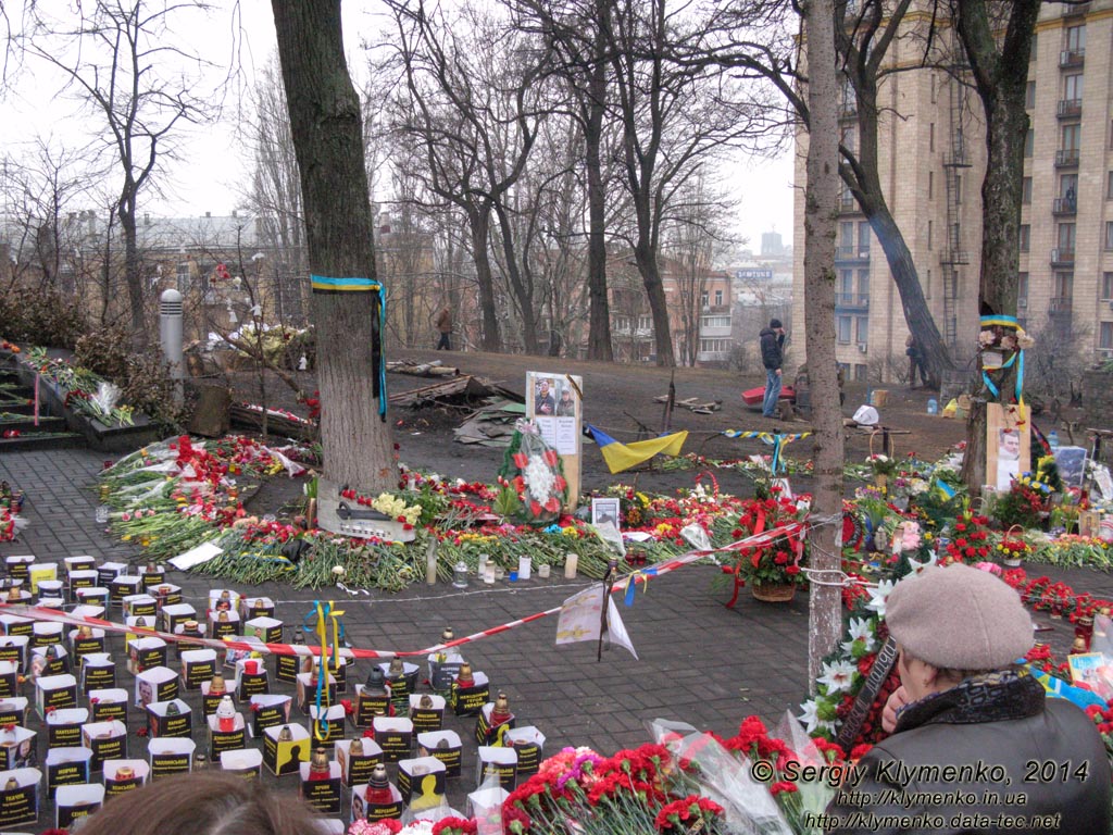 Фото Киева. Цветы в память о «Небесной сотне» на улице Институтская. «Евромайдан» 2 березня 2014 года, около 12:25.