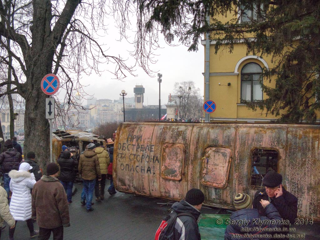Фото Киева. Баррикада из сожженной техники силовиков возле Октябрьского дворца. «Евромайдан» 2 березня 2014 года, около 12:30.
