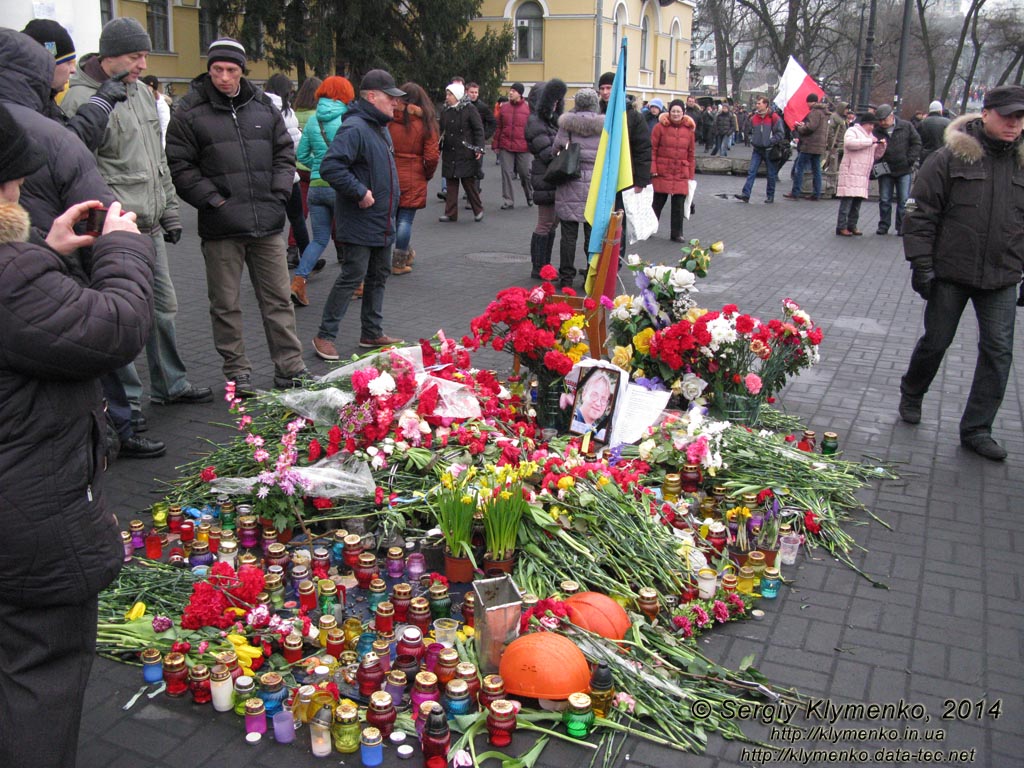 Фото Киева. Цветы в память о «Небесной сотне» возле Октябрьского дворца. «Евромайдан» 2 березня 2014 года, около 12:30.