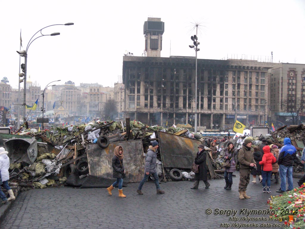 Фото Киева. Площадь Независимости, сожжённый силовиками Дом профсоюзов. «Евромайдан» 2 марта 2014 года, около 12:40.