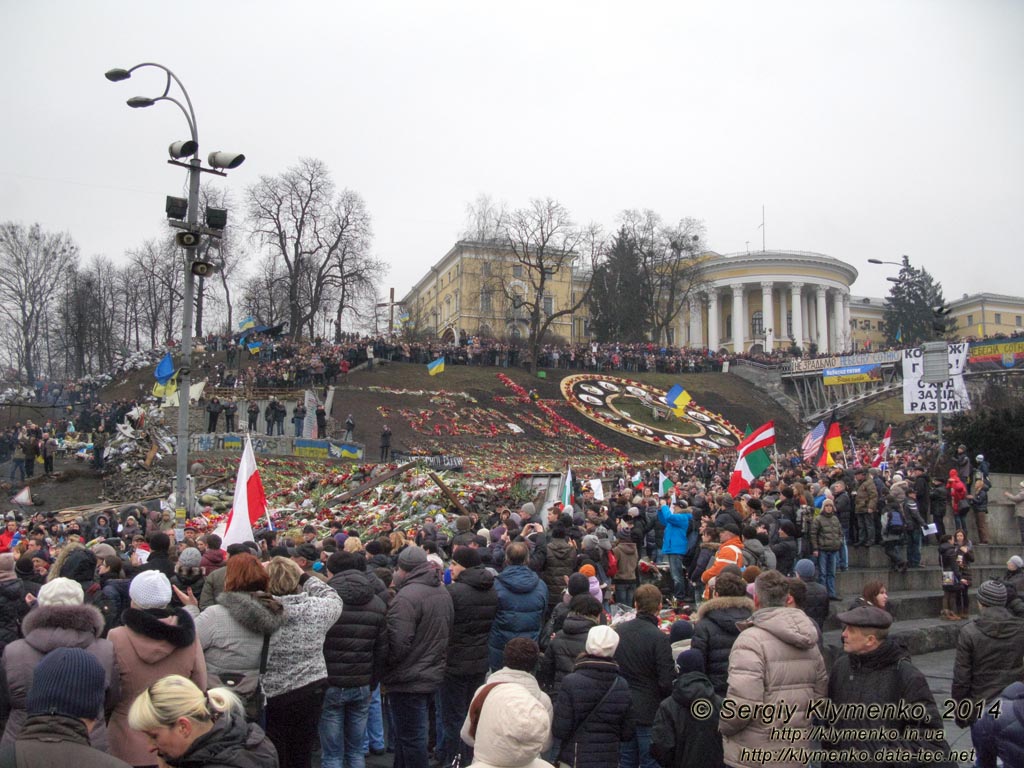 Фото Киева. Майдан приветствует флаги государств и международных организаций, выразивших моральную поддержку. «Евромайдан» 2 марта 2014 года, около 12:45.