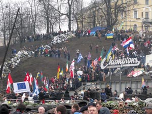 Фото Киева. Майдан приветствует флаги государств и международных организаций, выразивших моральную поддержку. «Евромайдан» 2 марта 2014 года, около 13:10.