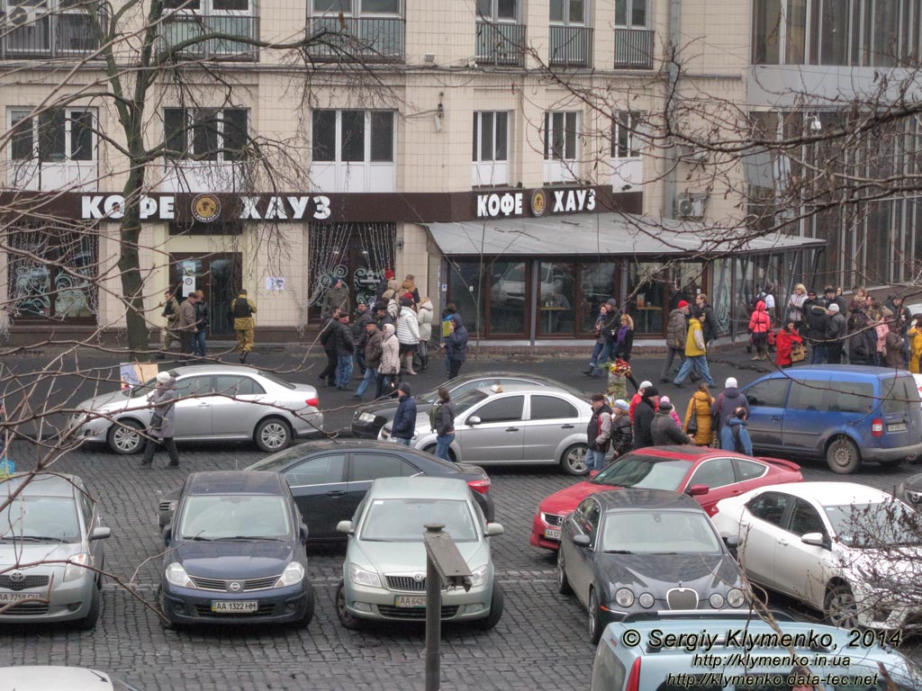 Фото Киева. «Кофе-Хауз» внизу улицы Грушевского работает между рядами баррикад. «Евромайдан» 2 марта 2014 года, около 13:35.