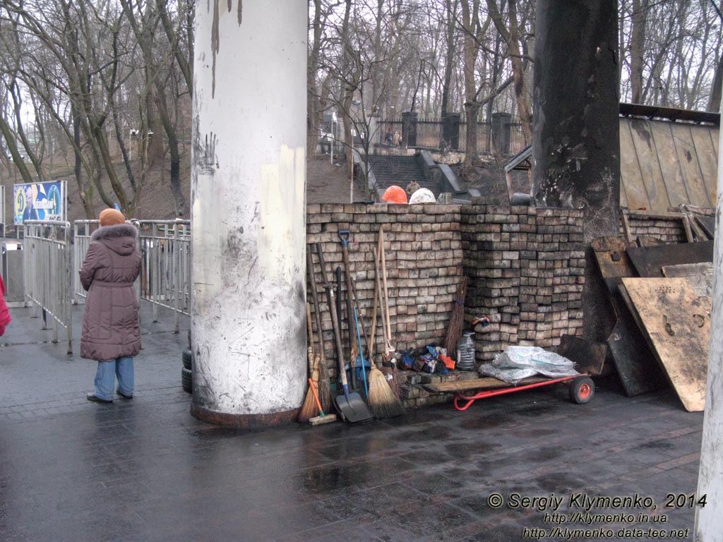 Фото Киева. Главный вход на стадион «Динамо»: уборка будет продолжена. «Евромайдан» 2 марта 2014 года, около 13:40.