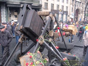 Фото Киева. Эта катапульта (точнее - требушет) - уже почти музейный экспонат. «Евромайдан» 2 марта 2014 года, около 13:50.