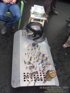 Фото Киева. Импровизированная выставка боеприпасов, использовавшихся силовиками против протестующих. «Евромайдан» 2 марта 2014 года, около 13:55.
