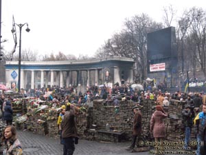 Фото Киева. Баррикады на улице Грушевского (возле главного входа на стадион «Динамо») также стали мемориалом. «Евромайдан» 2 марта 2014 года, около 14:15.