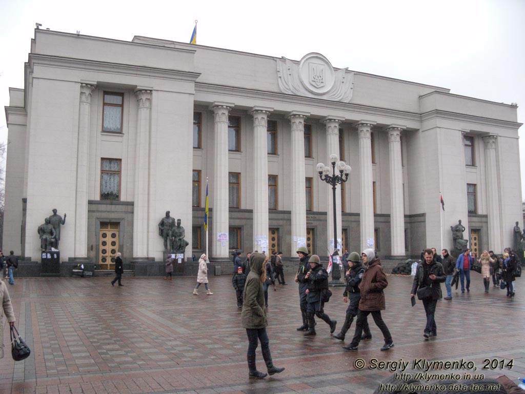 Фото Киева. Площадь Конституции перед зданием Верховного Совета Украины (ул. Грушевского 5). «Евромайдан» 2 марта 2014 года, около 14:25.