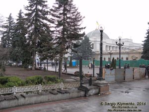 Фото Киева. Площадь Конституции перед зданием Верховного Совета Украины (ул. Грушевского 5). «Евромайдан» 2 марта 2014 года, около 14:30.