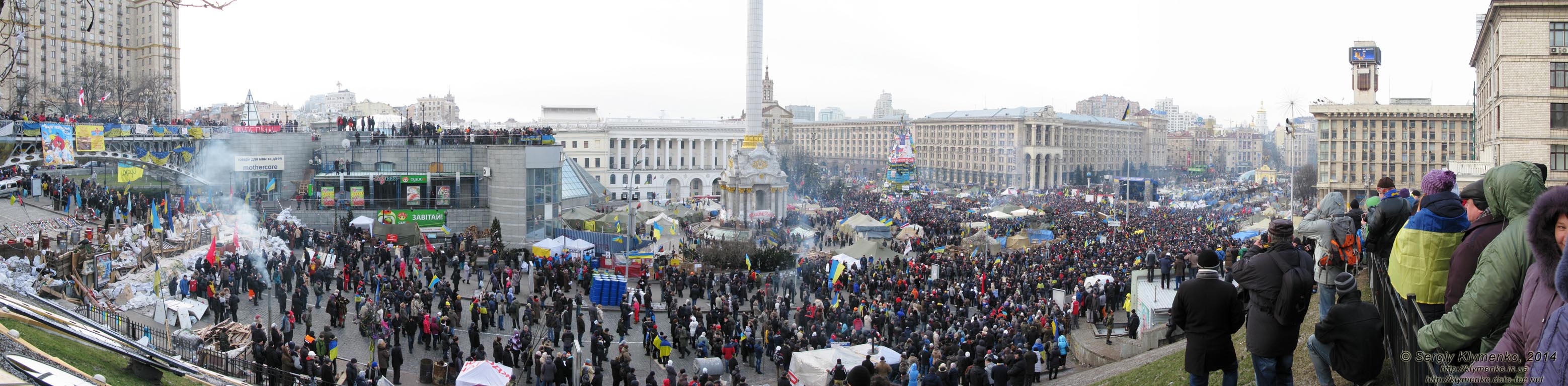 Фото Киева. Площадь Независимости, вид со стороны улицы Институтская (панорама ~150°). «Евромайдан» 19 января 2014 года, около 12:15.