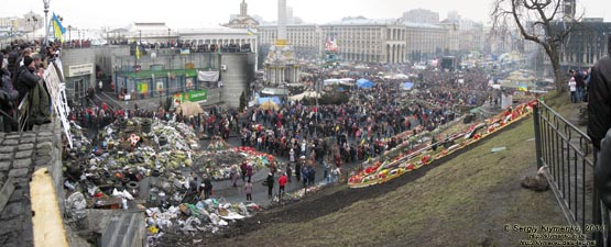 Фото Киева. Площадь Независимости, вид со стороны улицы Институтская (панорама ~90°). «Евромайдан» 2 марта 2014 года, около 12:35.