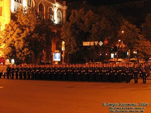 Фото Киева. Крещатик (20 августа 2004 года, 21:45). Генеральная репетиция военного парада ко Дню Независимости Украины.