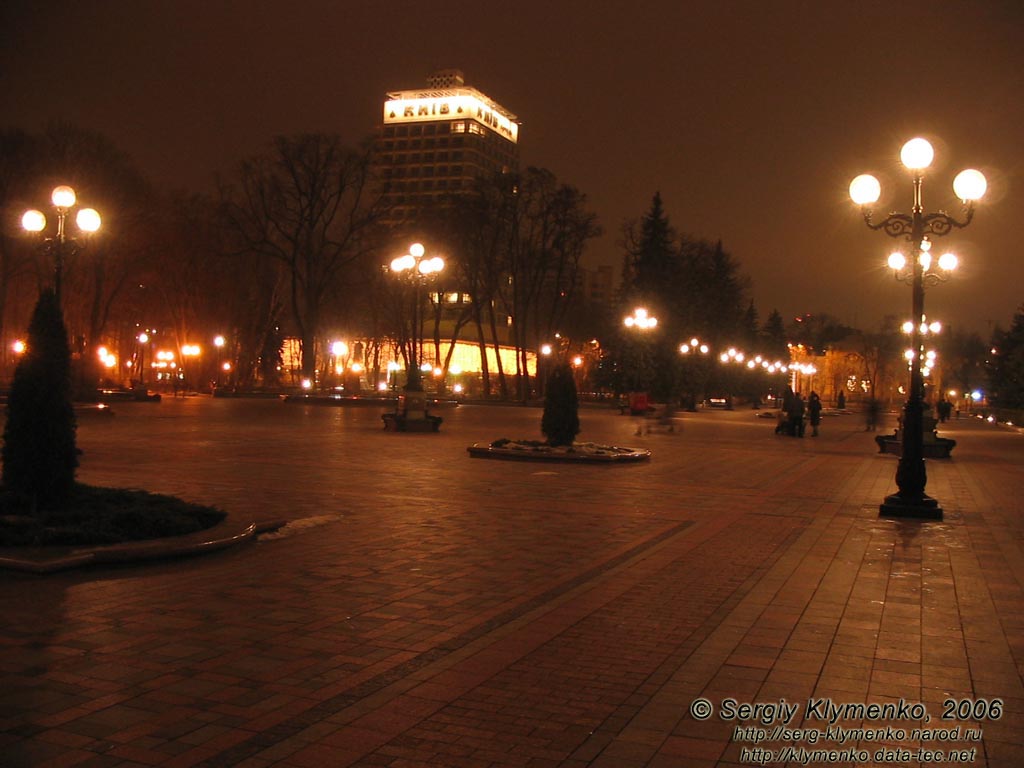 Фото Киева. Площадь Конституции, Мариинский парк и гостиница "Киев". Вечер 2 января 2006 года.