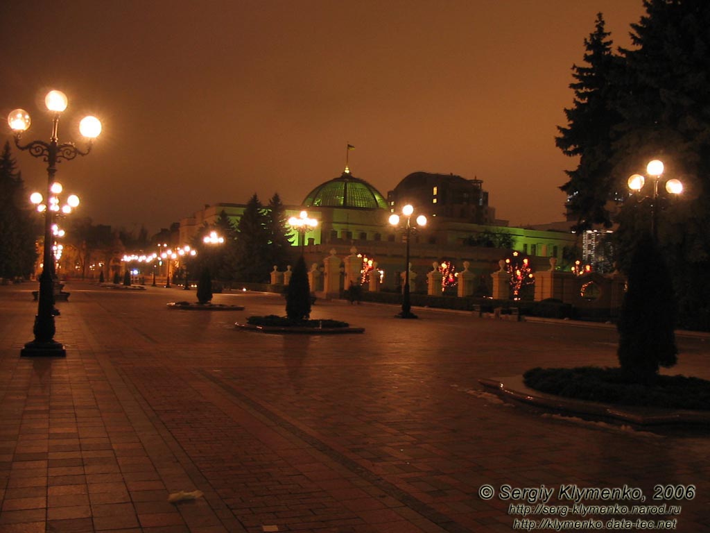 Фото Киева. Площадь Конституции и здание Верховного Совета Украины. Вечер 2 января 2006 года.