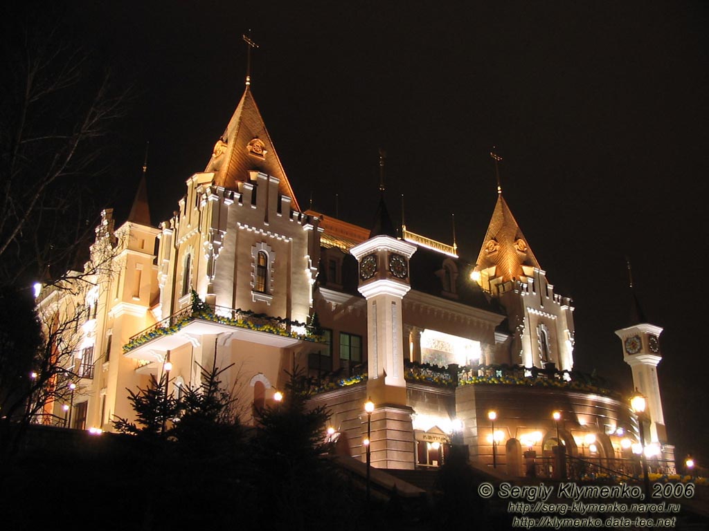 Фото Киева. Новое здание Кукольного театра. Вечер 2 января 2006 года.