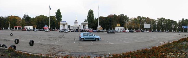 Фото Киева. Национальный комплекс «Экспоцентр Украины». Главный вход в Экспоцентр, общий вид.