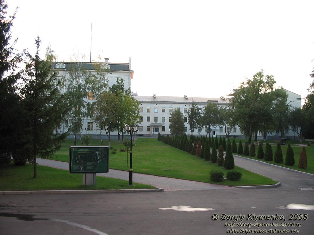 Фото Киева. Клиническая больница «Феофания». Вид от главного входа.