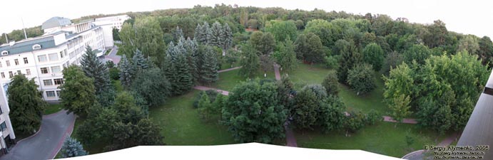 Фото Киева. Клиническая больница «Феофания». Панорама (~120°) одного из уголков территории больницы.
