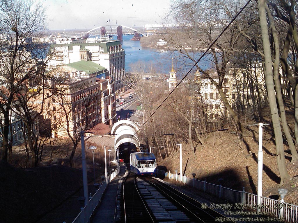 Фото Киева. Фуникулер в движении. Вид из движущегося вагона.